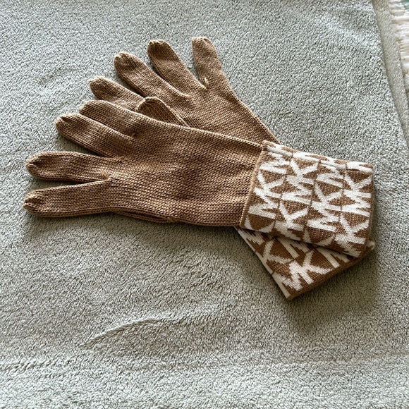 Michael Kors gloves. - Picture 2 of 4
